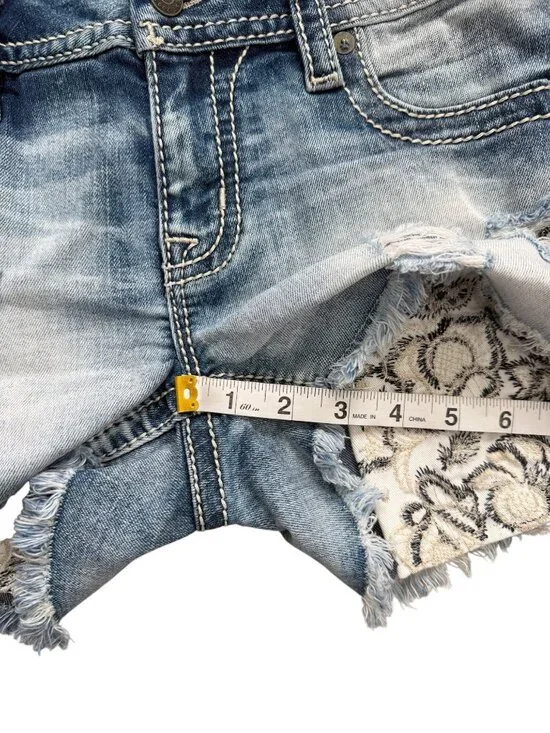 Miss Me Womens Size 29 Signature Short Distressed Denim With Lace Accents USA - Picture 5 of 9